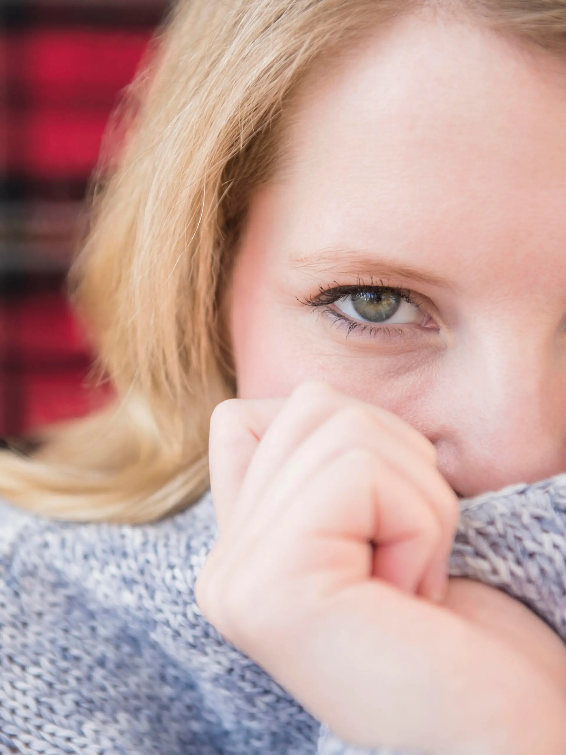 Portrait of blond woman wearing ssweater, Bildnis der blonden Frau, die ssweater haelt Keine Weitergabe an Drittverwerter.