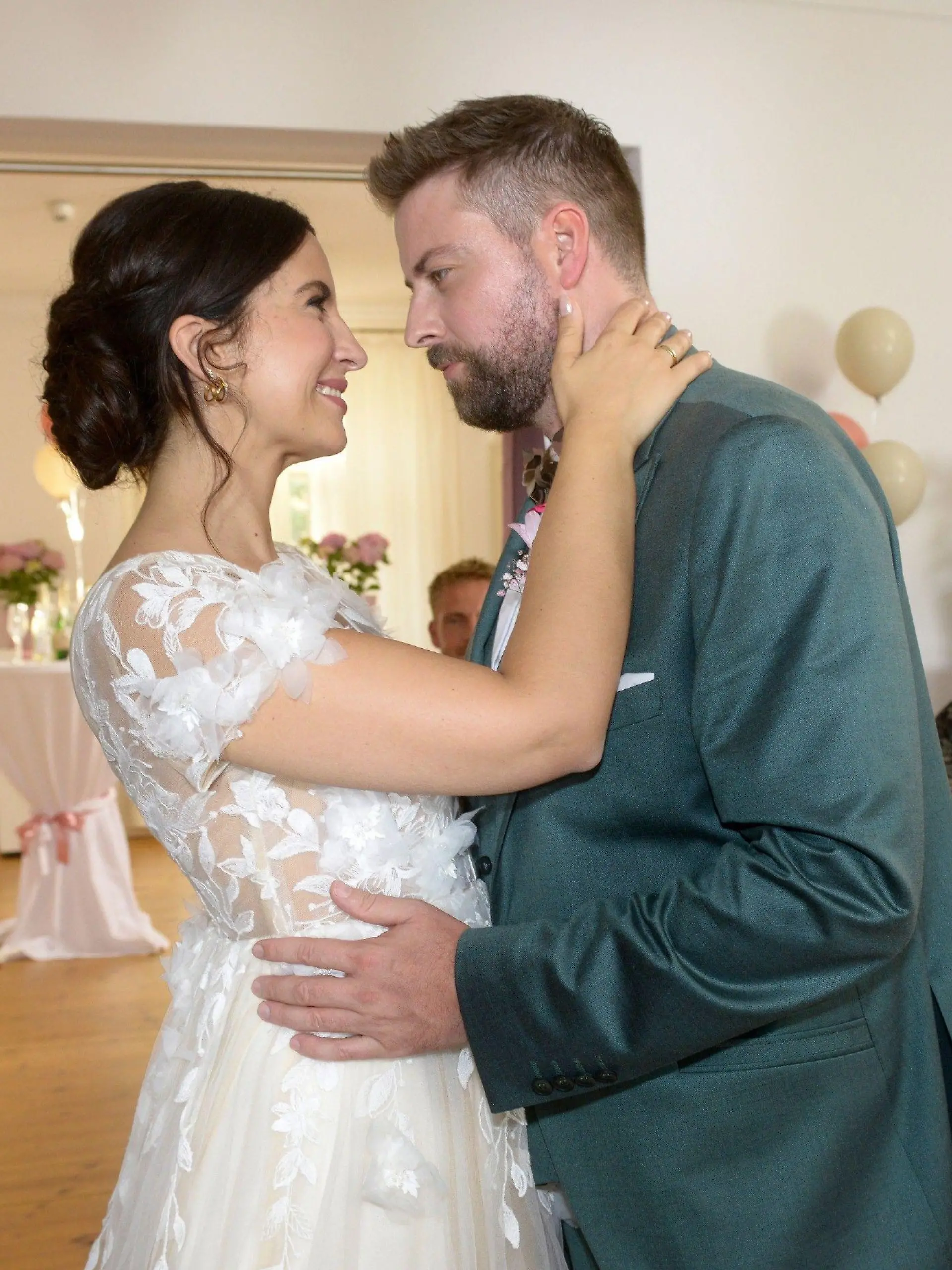 Laura (Chryssanthi Kavazi) und John (Felix von Jascheroff) geben sich das Ja-Wort.

Die Verwendung des sendungsbezogenen Materials ist nur mit dem Hinweis und Verlinkung auf RTL+ gestattet.