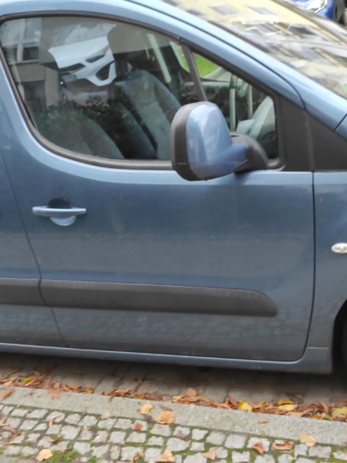 Collage: Doris und ihr kaputter Wagen.