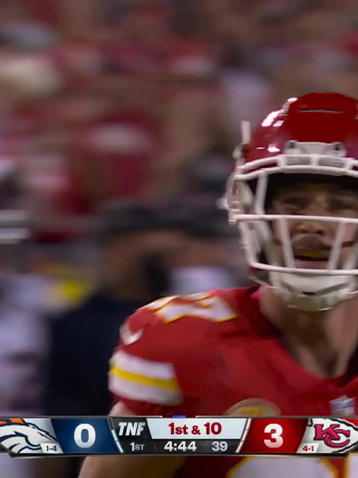 Trotz großen Red-Zone-Problemen kamen die Kansas City Chiefs zum Auftakt von Woche 6 in der NFL zu einem wackligen 19:8-Erfolg über Lieblingsgegner Denver Broncos. Travis Kelce glänzte vor den Augen von Taylor Swift, während Russell Wilson und seine Offense fast komplett abgemeldet waren.