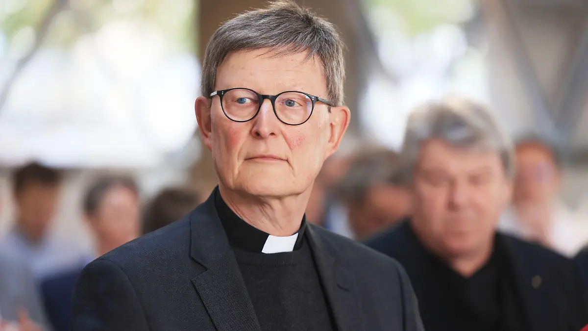 24.10.2022, Nordrhein-Westfalen, Köln: Rainer Maria Woelki, Kardinal von Köln, verfolgt nach der Besichtigung der Restaurierungsarbeiten der Notre-Dame-Fenster die Reden. Seit Ostern werden in der Kölner Dombauhütte vier Fenster aus der durch einen Brand verwüsteten Pariser Kathedrale Notre Dame restauriert. (Zu dpa/lnw:"Kölner Dombauhütte restauriert Notre-Dame-Fenster") Foto: Oliver Berg/dpa +++ dpa-Bildfunk +++