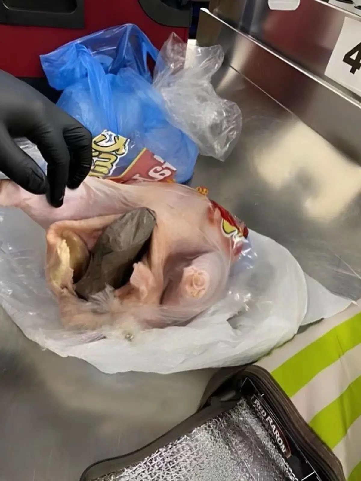 Ein Mann hat in den USA versucht, eine Waffe in einem rohen Huhn durch die Flughafensicherheit zu schmuggeln.