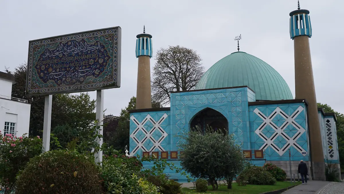 11.10.2023, Hamburg: Blick auf die Blaue Moschee des Islamischen Zentrums Hamburg (IZH) an der Außenalster. Nach dem Angriff der islamistischen Hamas auf Israel macht Hamburgs Bürgermeister Tschentscher Druck bei der von vielen Seiten geforderten Schließung des Islamischen Zentrums Hamburg (IZH). Das IZH, das an der Alster die Blaue Moschee betreibt, wird bereits seit 1993 vom Verfassungsschutz beobachtet und gilt als verlängerter Arm Irans. (zu dpa ·Tschentscher macht Druck bei der Schließung des Islamischen Zentrums·) Foto: Marcus Brandt/dpa +++ dpa-Bildfunk +++