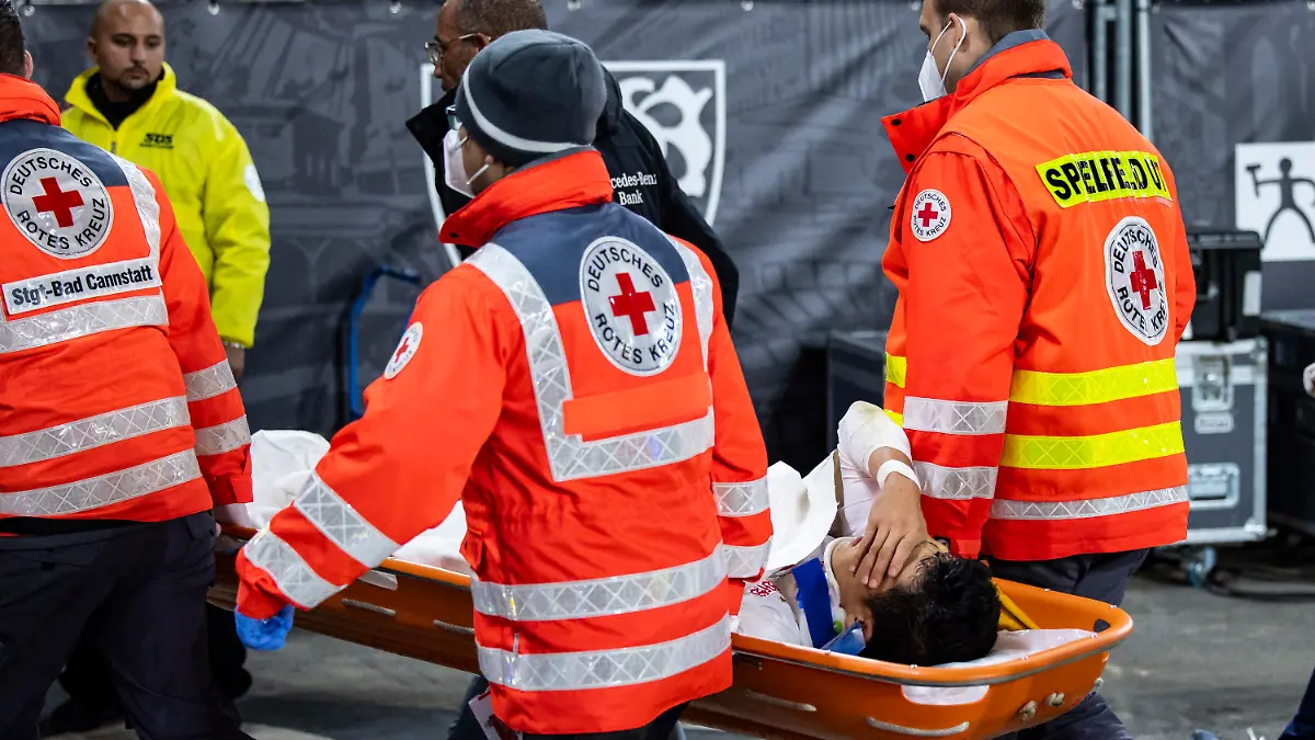 ARCHIV - 08.11.2022, Baden-Württemberg, Stuttgart: Fußball: Bundesliga, VfB Stuttgart - Hertha BSC, 14. Spieltag, Mercedes-Benz-Arena. Stuttgarts Wataru Endo wird verletzt von Rettungssanitätern vom Platz getragen. (zu dpa: «Mislintat nach schwerer Endo-Verletzung: «Er war einmal komplett weg»») Foto: Tom Weller/dpa - WICHTIGER HINWEIS: Gemäß den Vorgaben der DFL Deutsche Fußball Liga bzw. des DFB Deutscher Fußball-Bund ist es untersagt, in dem Stadion und/oder vom Spiel angefertigte Fotoaufnahmen in Form von Sequenzbildern und/oder videoähnlichen Fotostrecken zu verwerten bzw. verwerten zu lassen. +++ dpa-Bildfunk +++