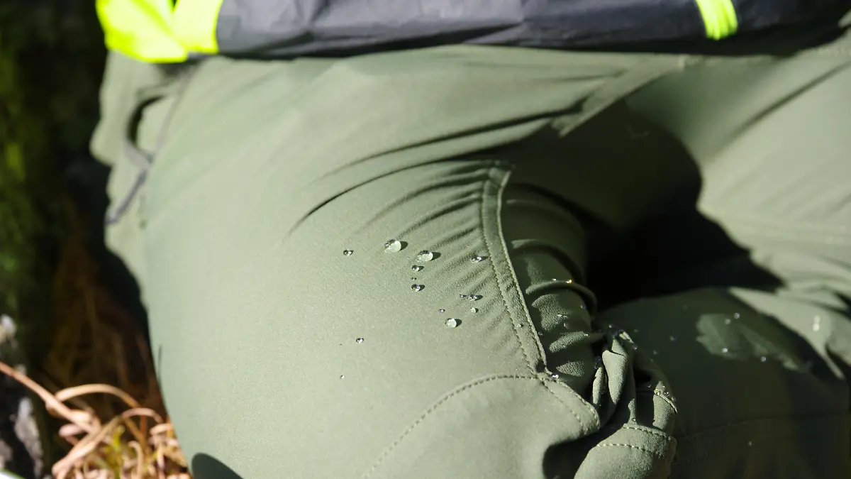 Eine Regenhose, die Wassertropfen abweist.