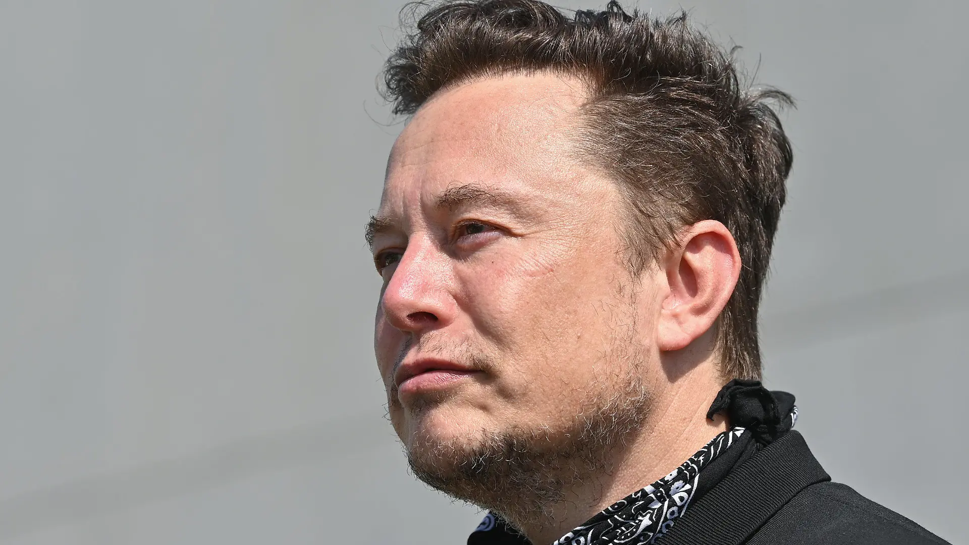 ARCHIV - 13.08.2021, Brandenburg, Grünheide: Elon Musk, Tesla-Chef, steht bei einem Pressetermin auf dem Gelände der Tesla Gigafactory. Tech-Milliardär Elon Musk hat kurz vor den wichtigen Zwischenwahlen in den USA für die Republikaner geworben. (zu dpa: "Musk wirbt vor Midterms auf Twitter für Republikaner") Foto: Patrick Pleul/dpa-Zentralbild/POOL/dpa +++ dpa-Bildfunk +++