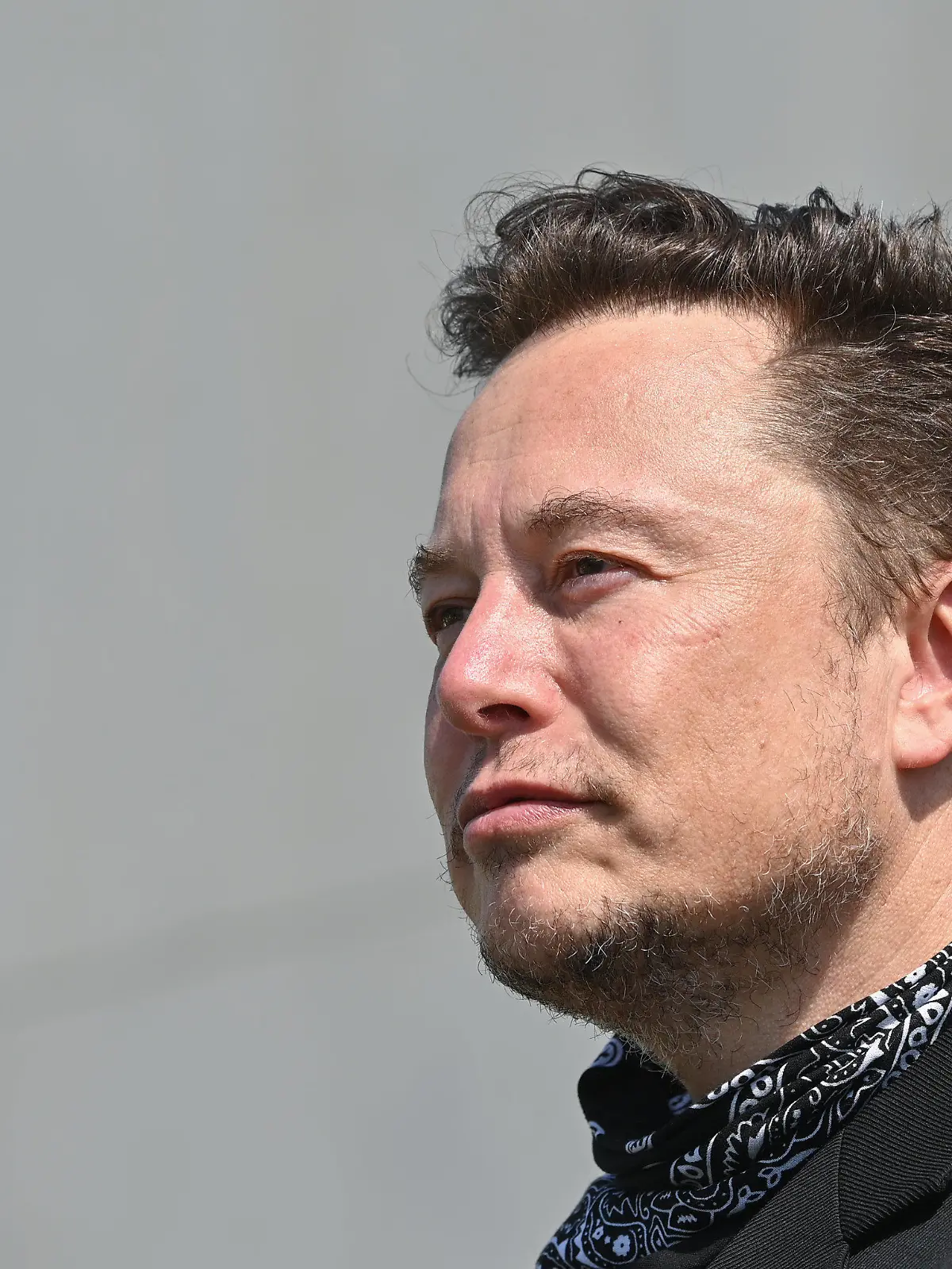ARCHIV - 13.08.2021, Brandenburg, Grünheide: Elon Musk, Tesla-Chef, steht bei einem Pressetermin auf dem Gelände der Tesla Gigafactory. Tech-Milliardär Elon Musk hat kurz vor den wichtigen Zwischenwahlen in den USA für die Republikaner geworben. (zu dpa: "Musk wirbt vor Midterms auf Twitter für Republikaner") Foto: Patrick Pleul/dpa-Zentralbild/POOL/dpa +++ dpa-Bildfunk +++