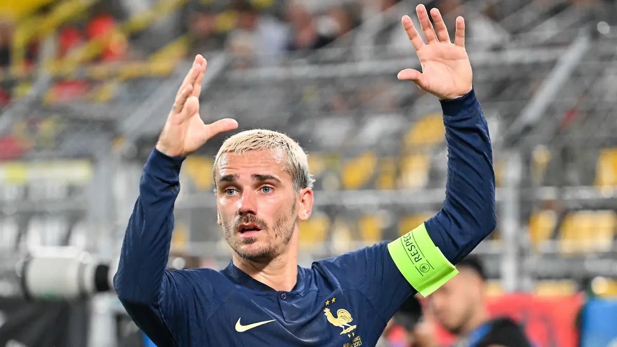 12.09.2023, Nordrhein-Westfalen, Dortmund: Fußball: Länderspiele, Deutschland - Frankreich, Signal Iduna Park. Frankreichs Antoine Griezmann reagiert auf dem Platz. WICHTIGER HINWEIS: Gemäß den Vorgaben der DFL Deutsche Fußball Liga bzw. des DFB Deutscher Fußball-Bund ist es untersagt, in dem Stadion und/oder vom Spiel angefertigte Fotoaufnahmen in Form von Sequenzbildern und/oder videoähnlichen Fotostrecken zu verwerten bzw. verwerten zu lassen. Foto: Bernd Thissen/dpa +++ dpa-Bildfunk +++