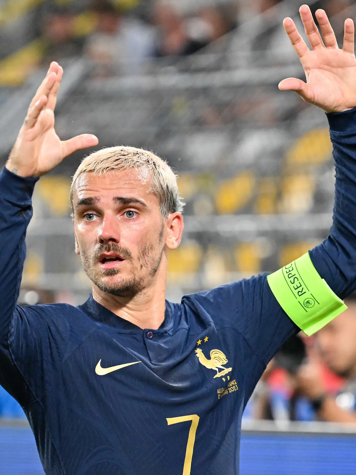 12.09.2023, Nordrhein-Westfalen, Dortmund: Fußball: Länderspiele, Deutschland - Frankreich, Signal Iduna Park. Frankreichs Antoine Griezmann reagiert auf dem Platz. WICHTIGER HINWEIS: Gemäß den Vorgaben der DFL Deutsche Fußball Liga bzw. des DFB Deutscher Fußball-Bund ist es untersagt, in dem Stadion und/oder vom Spiel angefertigte Fotoaufnahmen in Form von Sequenzbildern und/oder videoähnlichen Fotostrecken zu verwerten bzw. verwerten zu lassen. Foto: Bernd Thissen/dpa +++ dpa-Bildfunk +++