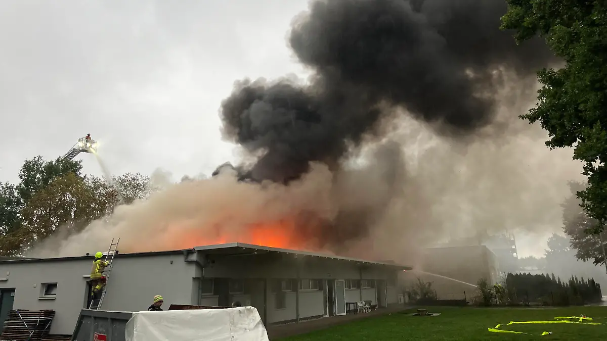 Ein Sportpark in Ronnenberg in der Region Hannover ist in der Nacht zu Freitag in Brand geraten. Die Brandursache ist unklar. Drei angrenzende Schule wurden wegen des Feuers geschlossen.