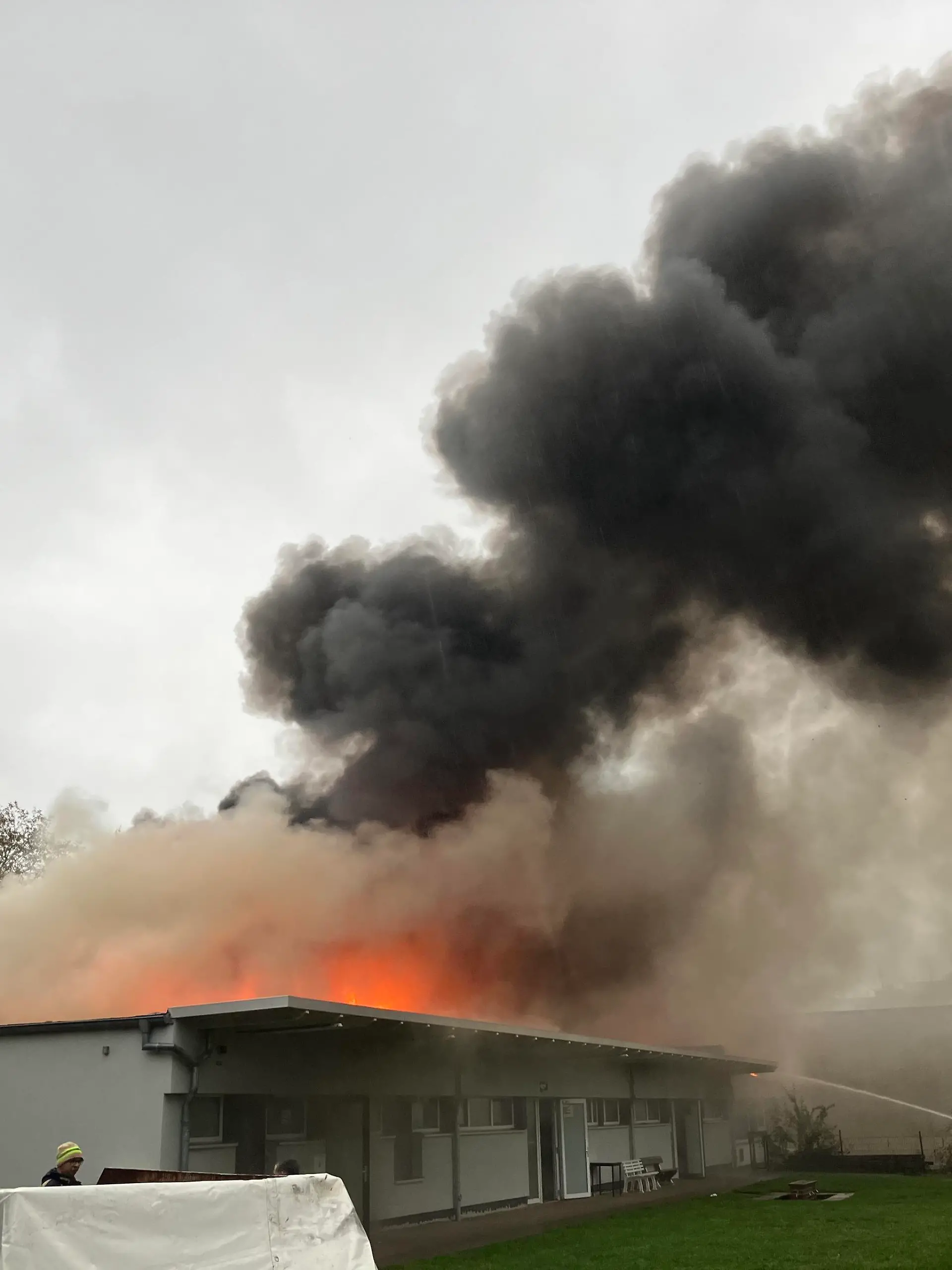 Ein Sportpark in Ronnenberg in der Region Hannover ist in der Nacht zu Freitag in Brand geraten. Die Brandursache ist unklar. Drei angrenzende Schule wurden wegen des Feuers geschlossen.