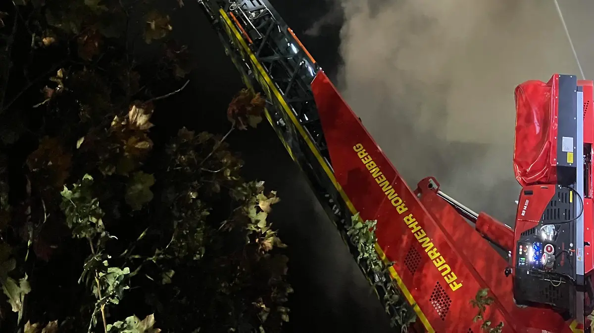 Rund 200 Feuerwehrleute sind im Einsatz.