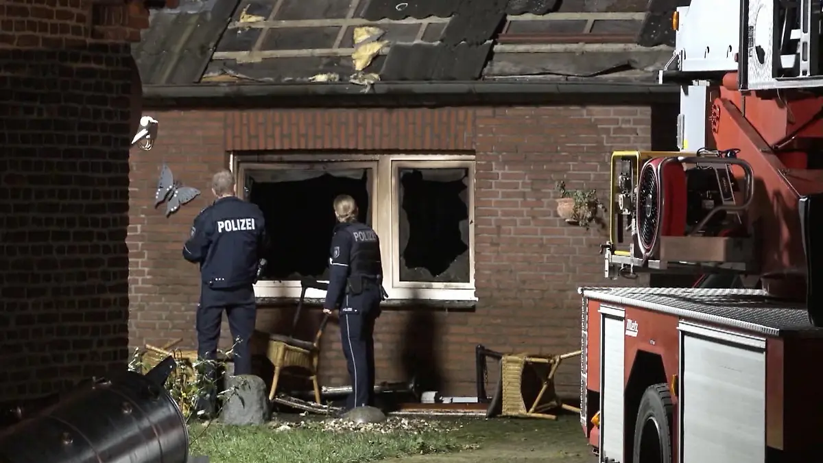 08.11.2022, Nordrhein-Westfalen, Hamminkeln: Zwei Polizisten inspizieren den Brandort. Ein Bewohner wollte seinen Hund aus der brennenden Wohnung holen - und kam dabei selbst ums Leben. Trotz Reanimationsversuchen konnte das Leben des 74-Jährigen nicht mehr gerettet werden. Auch der Hund überlebte nicht. Foto: Erwin Pottgiesser/TNN/dpa +++ dpa-Bildfunk +++