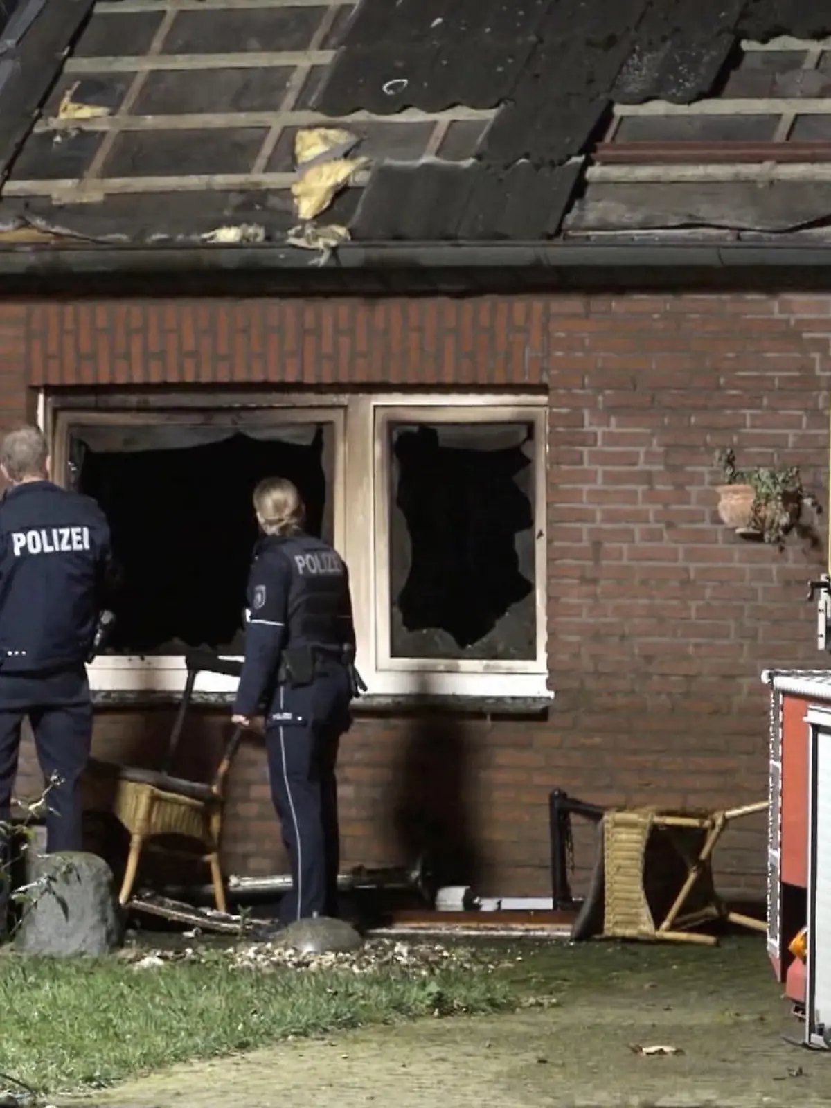 08.11.2022, Nordrhein-Westfalen, Hamminkeln: Zwei Polizisten inspizieren den Brandort. Ein Bewohner wollte seinen Hund aus der brennenden Wohnung holen - und kam dabei selbst ums Leben. Trotz Reanimationsversuchen konnte das Leben des 74-Jährigen nicht mehr gerettet werden. Auch der Hund überlebte nicht. Foto: Erwin Pottgiesser/TNN/dpa +++ dpa-Bildfunk +++