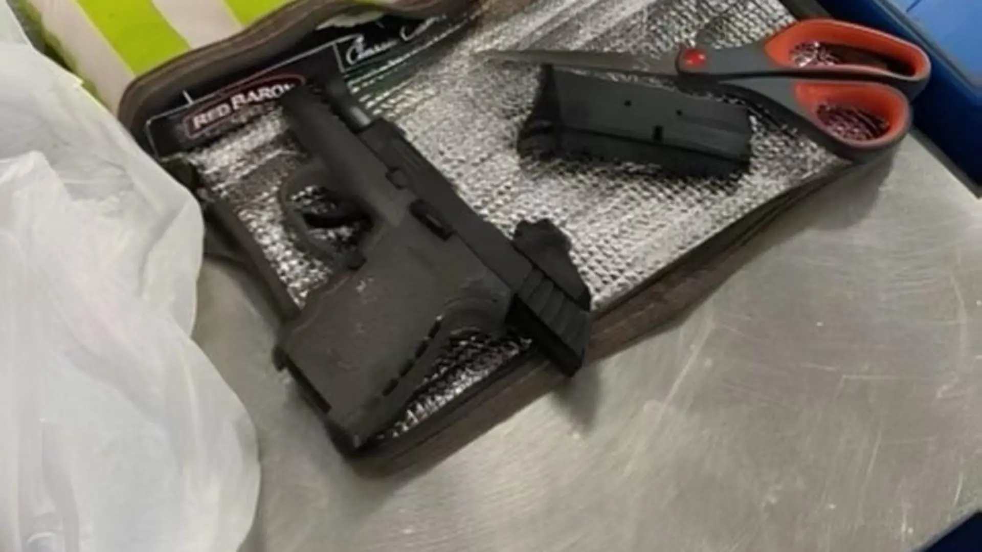 Ein Mann hat in den USA versucht, eine Waffe in einem rohen Huhn durch die Flughafensicherheit zu schmuggeln.