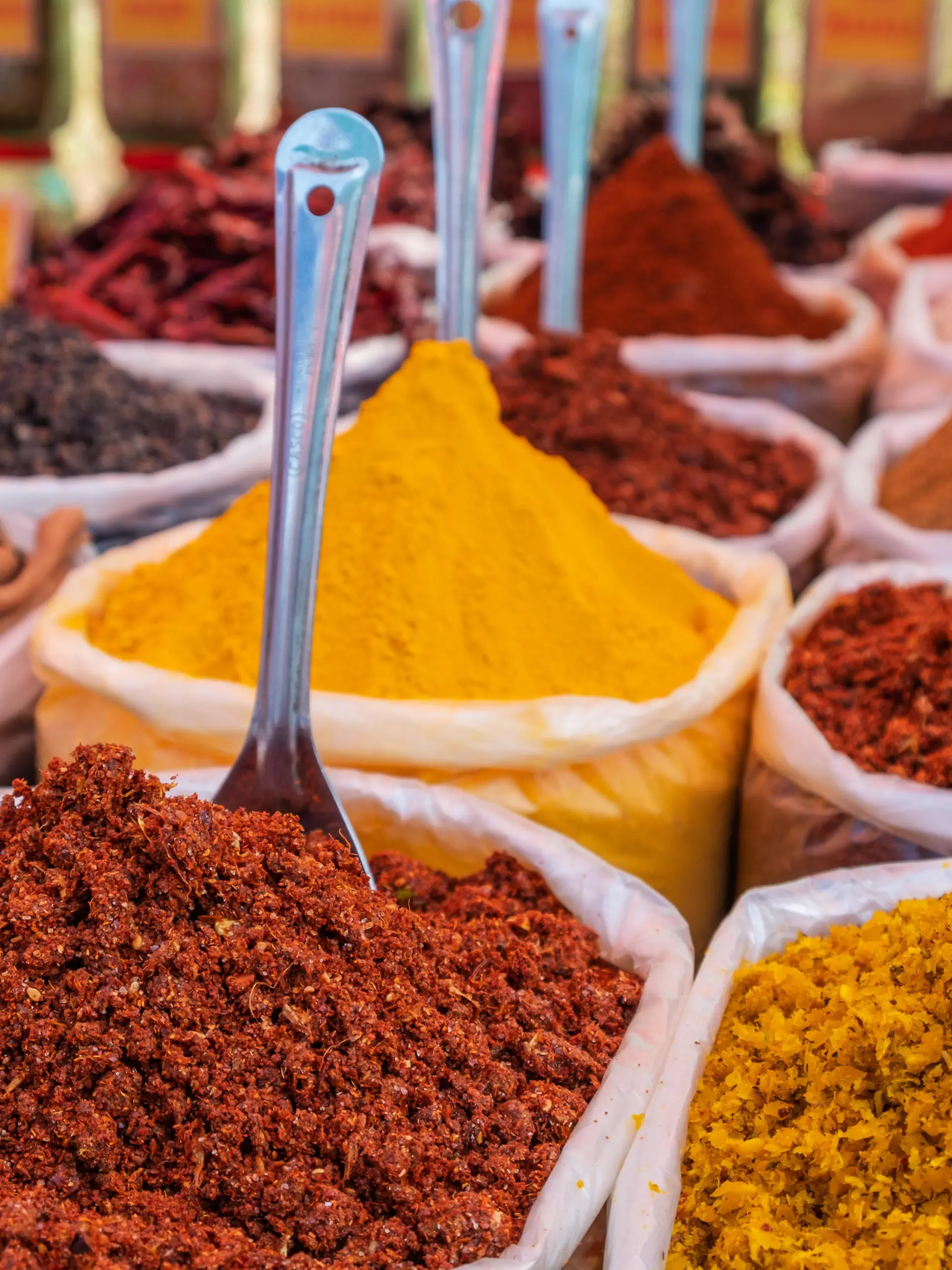 Gewürzstand auf dem Anjuna Markt auf Goa/Indien.