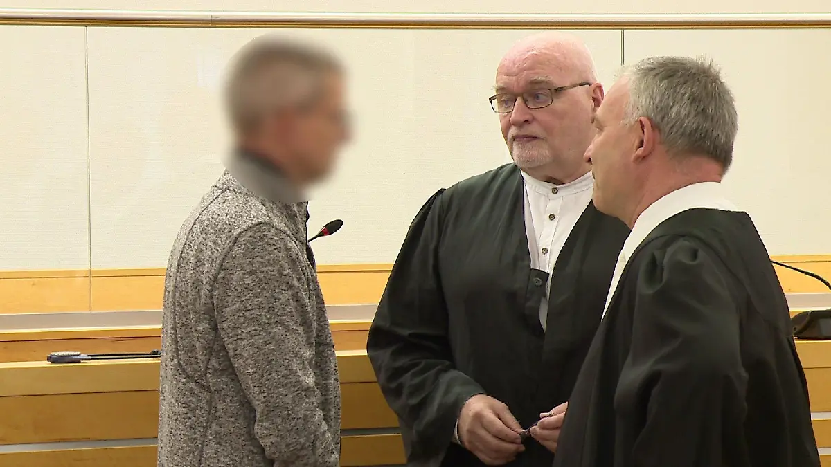 Marcus H. spricht vor der Verhandlung mit seinen Verteidigern.