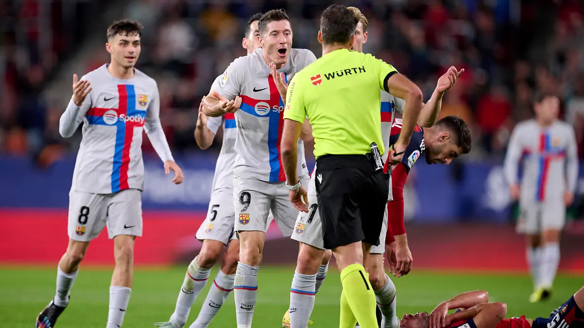 Partido de LaLiga Santander entre el Osasuna y el Barcelona. En la imagen, expulsion de Lewandowski. LaLiga Santander match between Osasuna and Barcelona. In this picture, Lewandowski sent off. DANIxFERNANDEZ PUBLICATIONxNOTxINxESP 