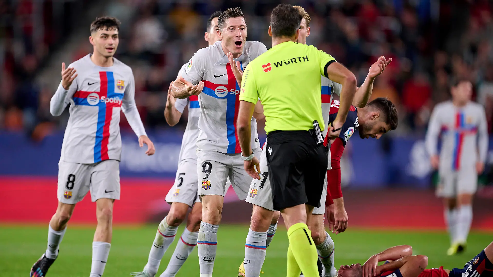 Partido de LaLiga Santander entre el Osasuna y el Barcelona. En la imagen, expulsion de Lewandowski. LaLiga Santander match between Osasuna and Barcelona. In this picture, Lewandowski sent off. DANIxFERNANDEZ PUBLICATIONxNOTxINxESP