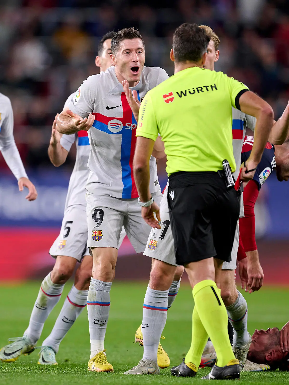Partido de LaLiga Santander entre el Osasuna y el Barcelona. En la imagen, expulsion de Lewandowski. LaLiga Santander match between Osasuna and Barcelona. In this picture, Lewandowski sent off. DANIxFERNANDEZ PUBLICATIONxNOTxINxESP 