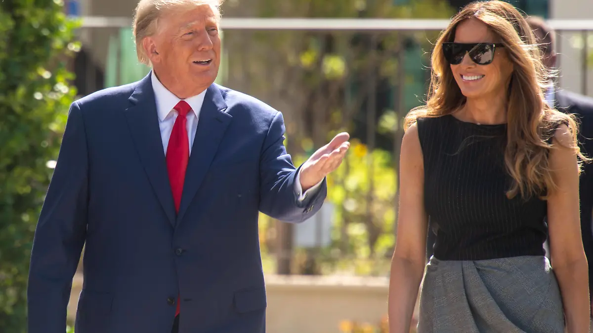  November 8, 2022, West Palm Beach, Florida, United States of America: President Donald J. Trump and First Lady Melania Trump walk out of the poll in West Palm Beach after voting on election day. This is gpoing to be an important election. Go out and vote, no matter who you vote for , said President Trump. West Palm Beach United States of America - ZUMAe124 20221108_zap_e124_005 Copyright: xOritxBen-Ezzerx