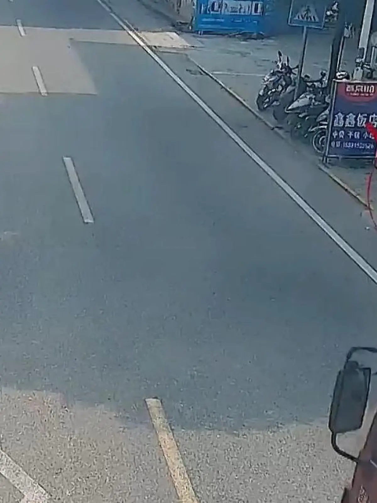 Ein kleiner Junge läuft in China ungebremst auf die Straße, als ein tonnenschwerer LKW heranrollt - der Fahrer hat keine Chance zu bremsen.
Im nächsten Moment liegen der Junge und eine weitere Person dicht neben dem vorbeifahrenden LKW auf der Straße.