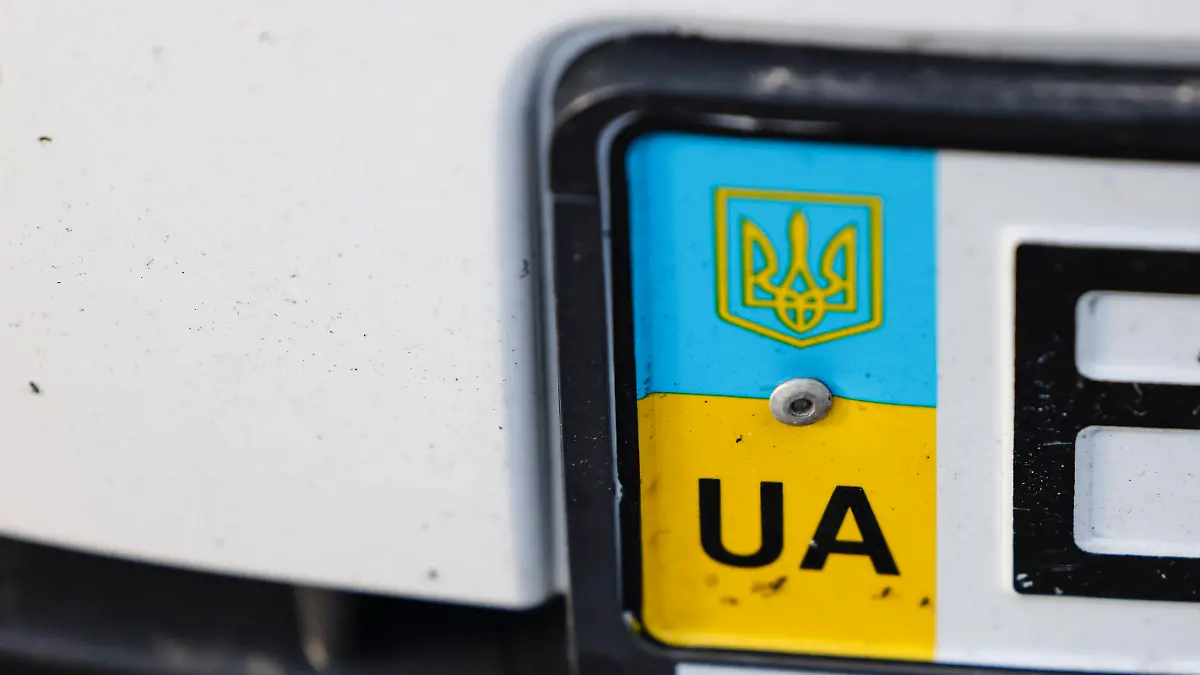 ARCHIV - 18.03.2022, ---: Ein Auto mit ukrainischem Kennzeichen steht auf dem Gelände einer Landesunterkunft für Flüchtlinge. Die Unterstützung ukrainischer Geflüchteter erfährt in Deutschland meist breite Zustimmung. Doch mitunter gibt es auch Neid. Aktuell verbreitet sich in sozialen Medien ein Schreiben des Tüv Süd, auf dem für die technische Untersuchung eines ukrainischen Fahrzeugs eine Gebühr von null Euro angeben ist. Foto: Frank Molter/dpa +++ dpa-Bildfunk +++