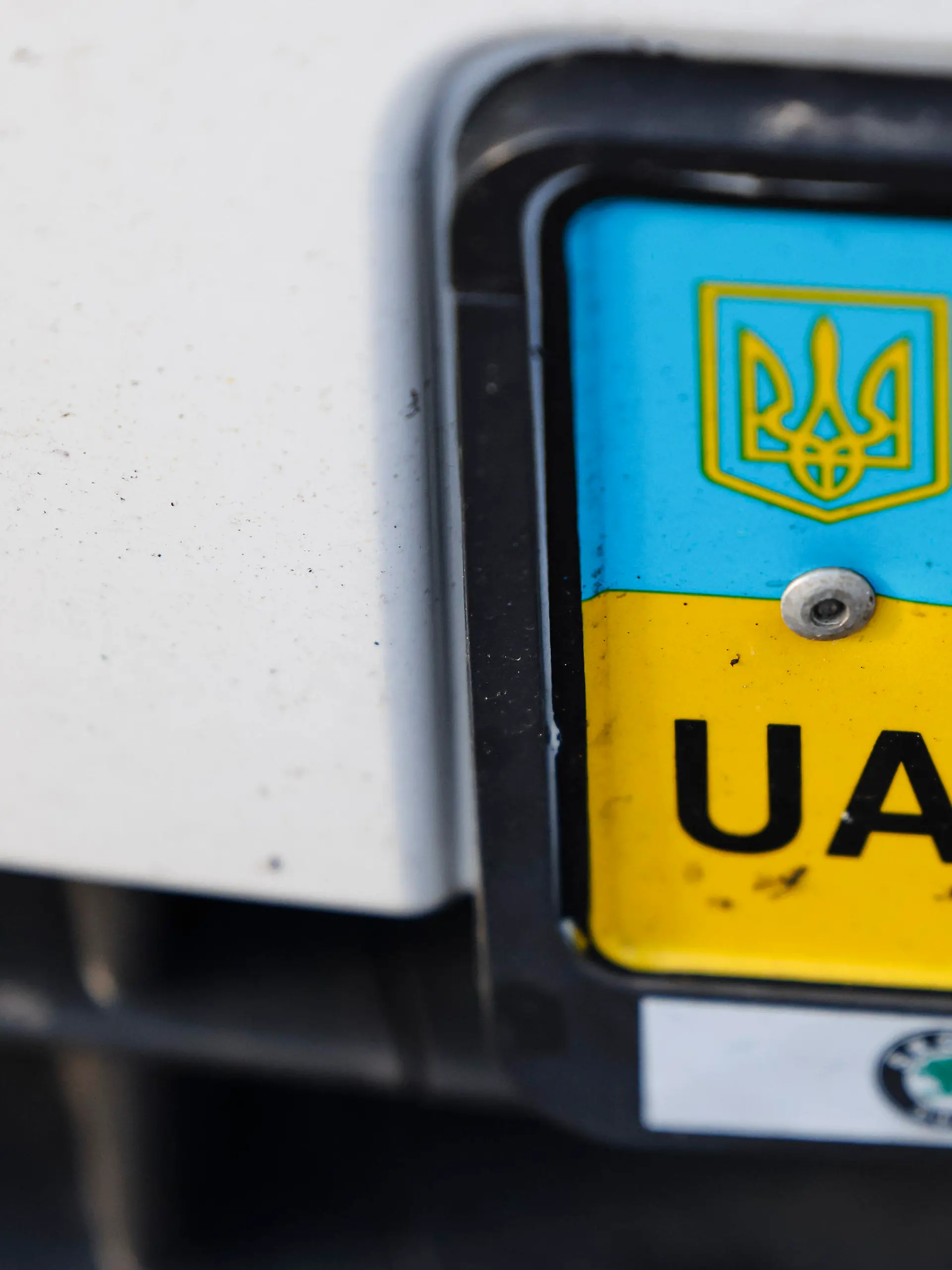 ARCHIV - 18.03.2022, ---: Ein Auto mit ukrainischem Kennzeichen steht auf dem Gelände einer Landesunterkunft für Flüchtlinge. Die Unterstützung ukrainischer Geflüchteter erfährt in Deutschland meist breite Zustimmung. Doch mitunter gibt es auch Neid. Aktuell verbreitet sich in sozialen Medien ein Schreiben des Tüv Süd, auf dem für die technische Untersuchung eines ukrainischen Fahrzeugs eine Gebühr von null Euro angeben ist. Foto: Frank Molter/dpa +++ dpa-Bildfunk +++