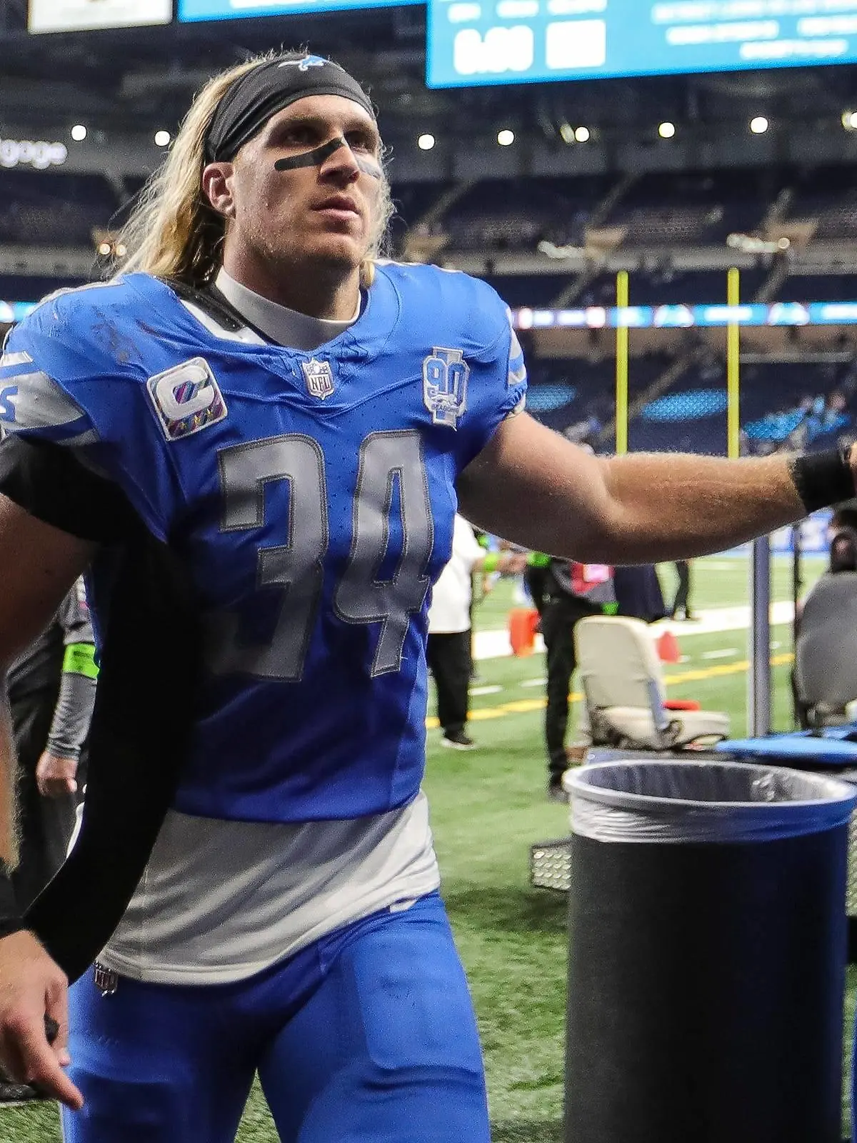 Syndication: Detroit Free Press Lions linebacker Alex Anzalone waves at fans as he exits the field after the Lions 42-24 win on Sunday, Oct. 8, 2023, at Ford Field. , EDITORIAL USE ONLY PUBLICATIONxINxGERxSUIxAUTxONLY Copyright: xJunfuxHanx USATSI_21605456