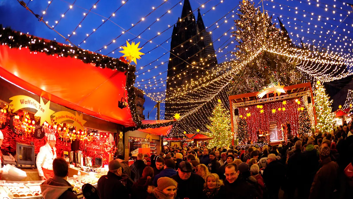 ARCHIV - Besucher gehen am 30.11.2012 über den Weihnachtsmarkt vor dem Dom in Köln (Nordrhein-Westfalen). Der größte Baum, zauberhafte Lichtspiele, romantisches Flair: Die ersten Weihnachtsmärkte in Nordrhein-Westfalen eröffnen am 21.11.2013, die Organisatoren rechnen mit Millionen Besuchern.Foto: Marius Becker/dpa (zu dpa-KORR: "Weihnachtsmärkte eröffnen - NRW rechnet mit Millionen an Besuchern" vom 20.11.2013) +++(c) dpa - Bildfunk+++