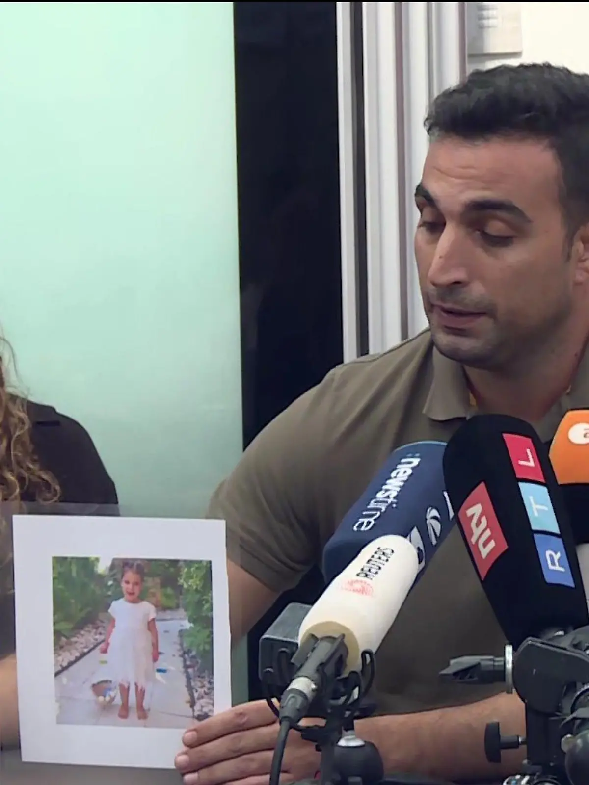 Jani Asher bei der Pressekonferenz in Israel