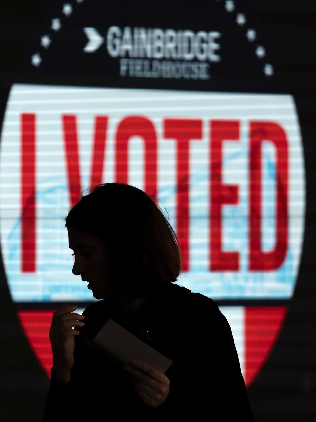 08.11.2022, USA, Indianapolis: Eine Wählerin steht vor einem riesigen "I VOTED"-Display, während sie sich auf die Stimmabgabe am Wahltag im Gainbridge Fieldhouse in Indianapolis vorbereitet. Es ist keine Präsidentenwahl, doch die «Midterms» könnten Folgen über die USA hinaus haben. Für Präsident Biden entscheidet sich, wie viel er in den nächsten zwei Jahren noch erreichen kann. Foto: Kelly Wilkinson/The Indianapolis Star/dpa/dpa +++ dpa-Bildfunk +++