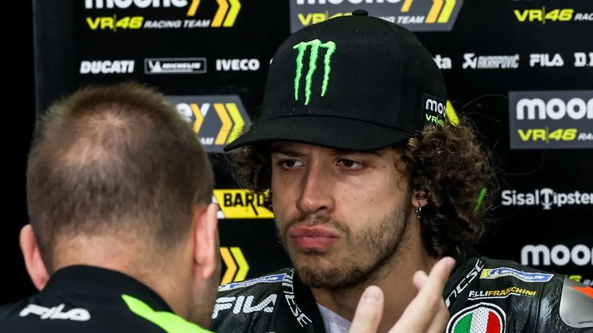 MotoGP Of Indonesia - Free Practice Marco Bezzecchi of Italy and Mooney VR46 Racing Team speaks with mechanics in box during the free practice of the MotoGP Grand Prix of Indonesia at Mandalika International Street Circuit on October 13, 2023, in Lombok, Indonesia. Lombok Indonesia PUBLICATIONxNOTxINxFRA Copyright: xGarryxLotulungx originalFilename:lotulung-notitle231013_npvuj.jpg