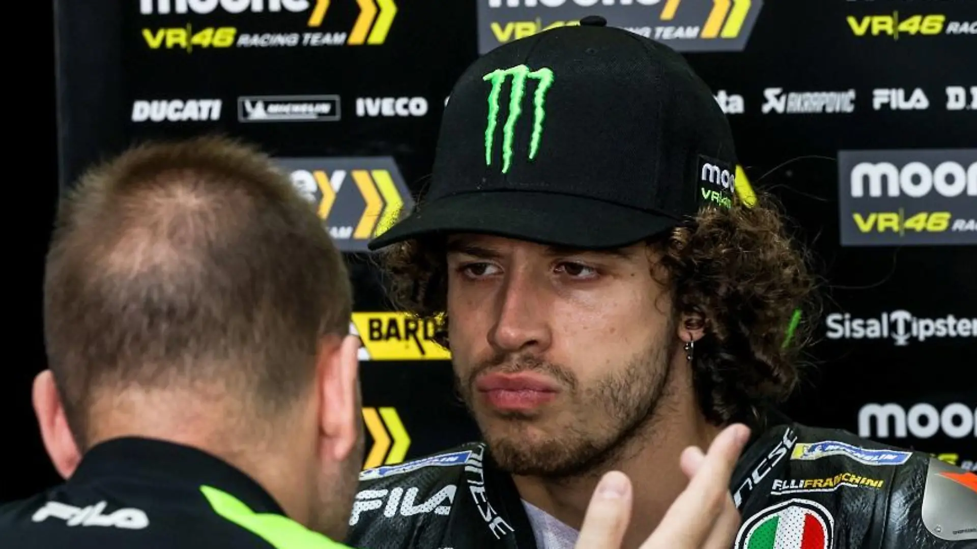 MotoGP Of Indonesia - Free Practice Marco Bezzecchi of Italy and Mooney VR46 Racing Team speaks with mechanics in box during the free practice of the MotoGP Grand Prix of Indonesia at Mandalika International Street Circuit on October 13, 2023, in Lombok, Indonesia. Lombok Indonesia PUBLICATIONxNOTxINxFRA Copyright: xGarryxLotulungx originalFilename:lotulung-notitle231013_npvuj.jpg