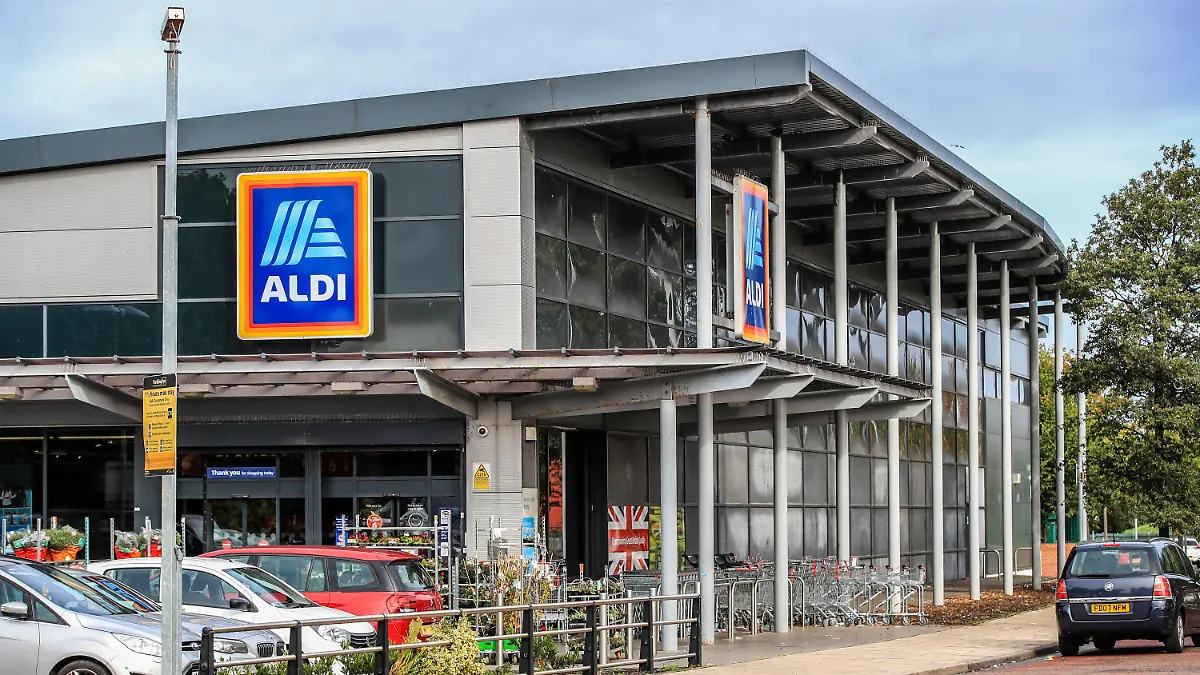 ARCHIV - 16.09.2019, Großbritannien, London: Blick auf eine Aldi-Filiale in London. Die Lebensmittelhändler Aldi und Lidl setzen ihre Erfolgstory in Großbritannien fort. (zu dpa «Experte: Hohe Inflation in Großbritannien gibt Aldi und Lidl Auftrieb») Foto: Peter Byrne/PA Wire/dpa +++ dpa-Bildfunk +++