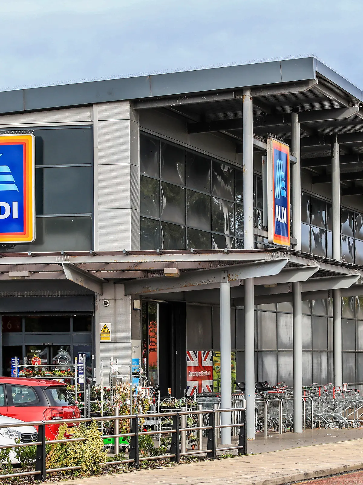 ARCHIV - 16.09.2019, Großbritannien, London: Blick auf eine Aldi-Filiale in London. Die Lebensmittelhändler Aldi und Lidl setzen ihre Erfolgstory in Großbritannien fort. (zu dpa «Experte: Hohe Inflation in Großbritannien gibt Aldi und Lidl Auftrieb») Foto: Peter Byrne/PA Wire/dpa +++ dpa-Bildfunk +++