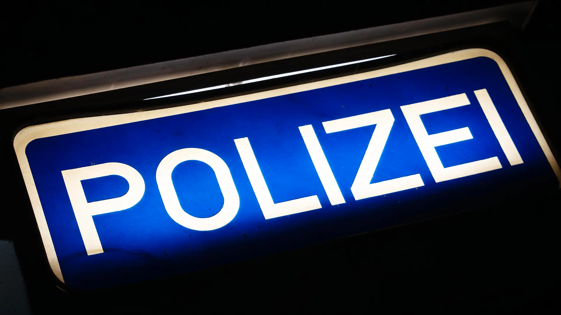 Polizei Schild leuchtet nachts vor einer Polizeistation, Überlingen, September 2023 Deutschland, Überlingen, September 2023, Polizei Schild leuchtet nachts vor einer örtlichen Polizeistation, Symbolfoto Polizei, Polizeibericht, Sicherheit, Baden-Württemberg, *** Police sign lights at night in front of a police station, Überlingen, September 2023 Germany, Überlingen, September 2023, police sign lights at night in front of a local police station, symbol photo police, police report, security, Baden Württemberg,
