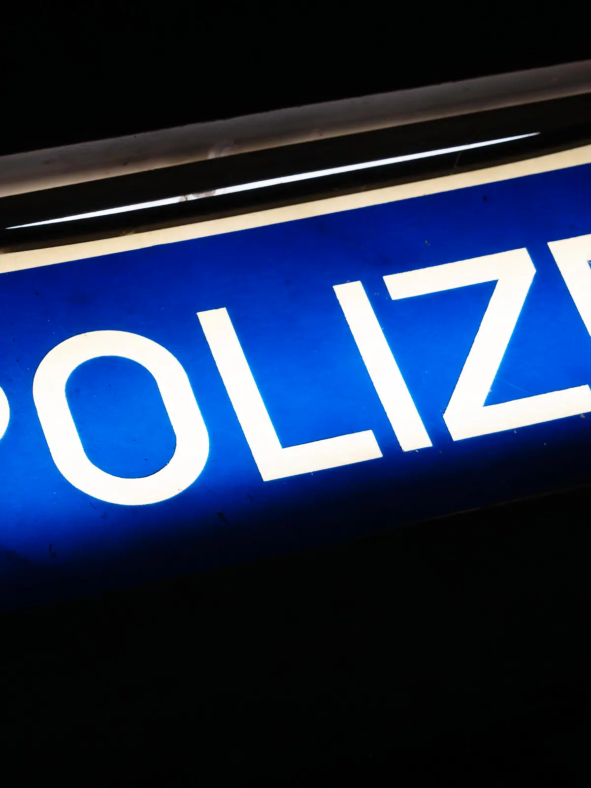 Polizei Schild leuchtet nachts vor einer Polizeistation, Überlingen, September 2023 Deutschland, Überlingen, September 2023, Polizei Schild leuchtet nachts vor einer örtlichen Polizeistation, Symbolfoto Polizei, Polizeibericht, Sicherheit, Baden-Württemberg, *** Police sign lights at night in front of a police station, Überlingen, September 2023 Germany, Überlingen, September 2023, police sign lights at night in front of a local police station, symbol photo police, police report, security, Baden Württemberg,