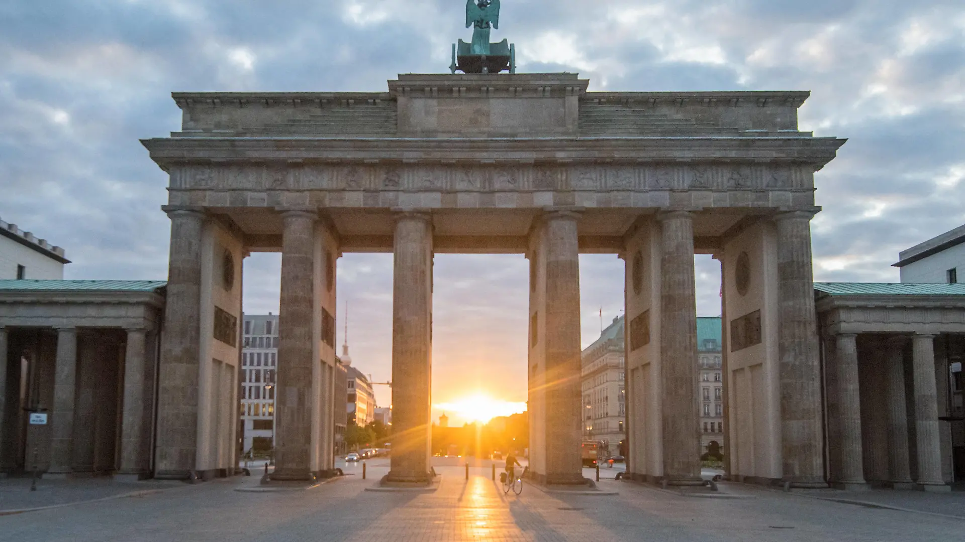 Berlin, Sonnenaufgang Deutschland, Berlin - 11.09.2020: Im Bild ist der Sonnenaufgang hinter dem Brandenburger Tor zu sehen. Berlin Berlin Deutschland *** Berlin, Sunrise Germany, Berlin 11 09 2020 The picture shows the sunrise behind the Brandenburg Gate Berlin Berlin Germany