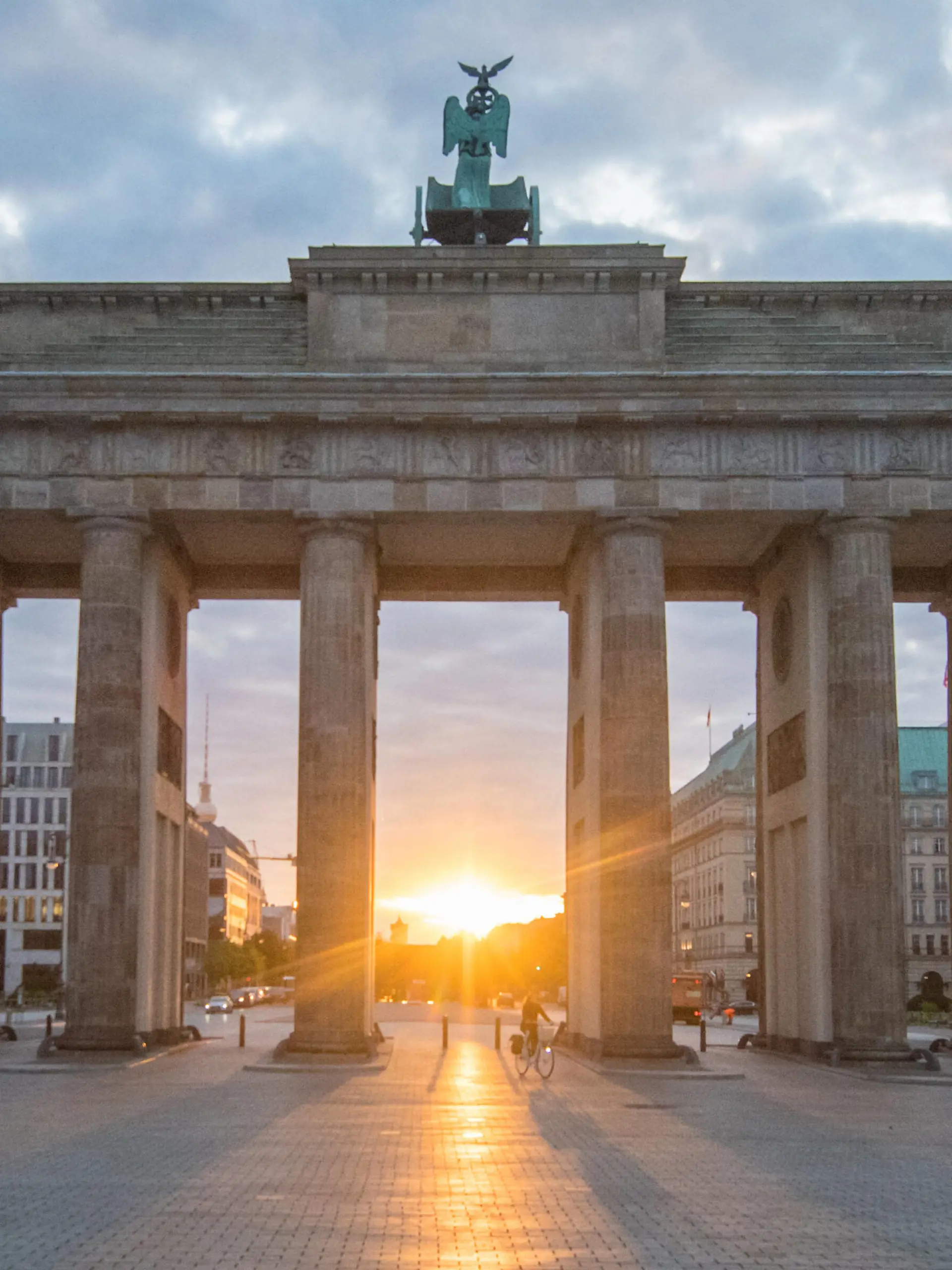  Berlin, Sonnenaufgang Deutschland, Berlin - 11.09.2020: Im Bild ist der Sonnenaufgang hinter dem Brandenburger Tor zu sehen. Berlin Berlin Deutschland *** Berlin, Sunrise Germany, Berlin 11 09 2020 The picture shows the sunrise behind the Brandenburg Gate Berlin Berlin Germany