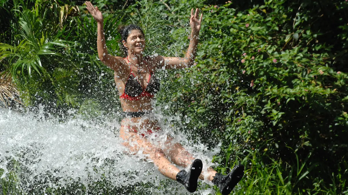 Tag 1 - Micaela Schäfer auf dem Weg vom Hubschrauber zum Camp.  # Foto: RTL / Stefan Menne

Verwendung der Bilder für Online-Medien ausschließlich mit folgender Verlinkung: 'Alle Infos zu 'Ich bin ein Star - Holt mich hier raus!' im Special bei RTL.de: http://www.rtl.de/cms/sendungen/ich-bin-ein-star.html'

NUR ZUR EINMALIGEN VERÖFFENTLICHUNG ! KEINE WEITERGABE AN DRITTE ! 
KEINE VERWENDUNG NACH DEM 05.03.2012 !! KEINE ARCHIVIERUNG !

Suchbegriff: Dschungelcamp *** Local Caption *** Die Verwendung des RTL-Bildmaterials ist nur zur redaktionellen Berichterstattung im Zusammenhang mit der jeweiligen Sendung unter Angabe der Credits/Quellenangaben [Foto: RTL / Stefan Menne] und Beachtung der unter http://kommunikation.RTL.de genannten Nutzungsbeschränkung erlaubt.

Verwendung der Bilder für Online-Medien ausschließlich mit folgender Verlinkung: 'Alle Infos zu 'Ich bin ein Star - Holt mich hier raus!' im Special bei RTL.de: http://www.rtl.de/cms/sendungen/ich-bin-ein-star.html'

NUR ZUR EINMALIGEN VERÖFFENTLICHUNG ! KEINE WEITERGABE AN DRITTE ! 
KEINE VERWENDUNG NACH DEM 05.03.2012 !! KEINE ARCHIVIERUNG !