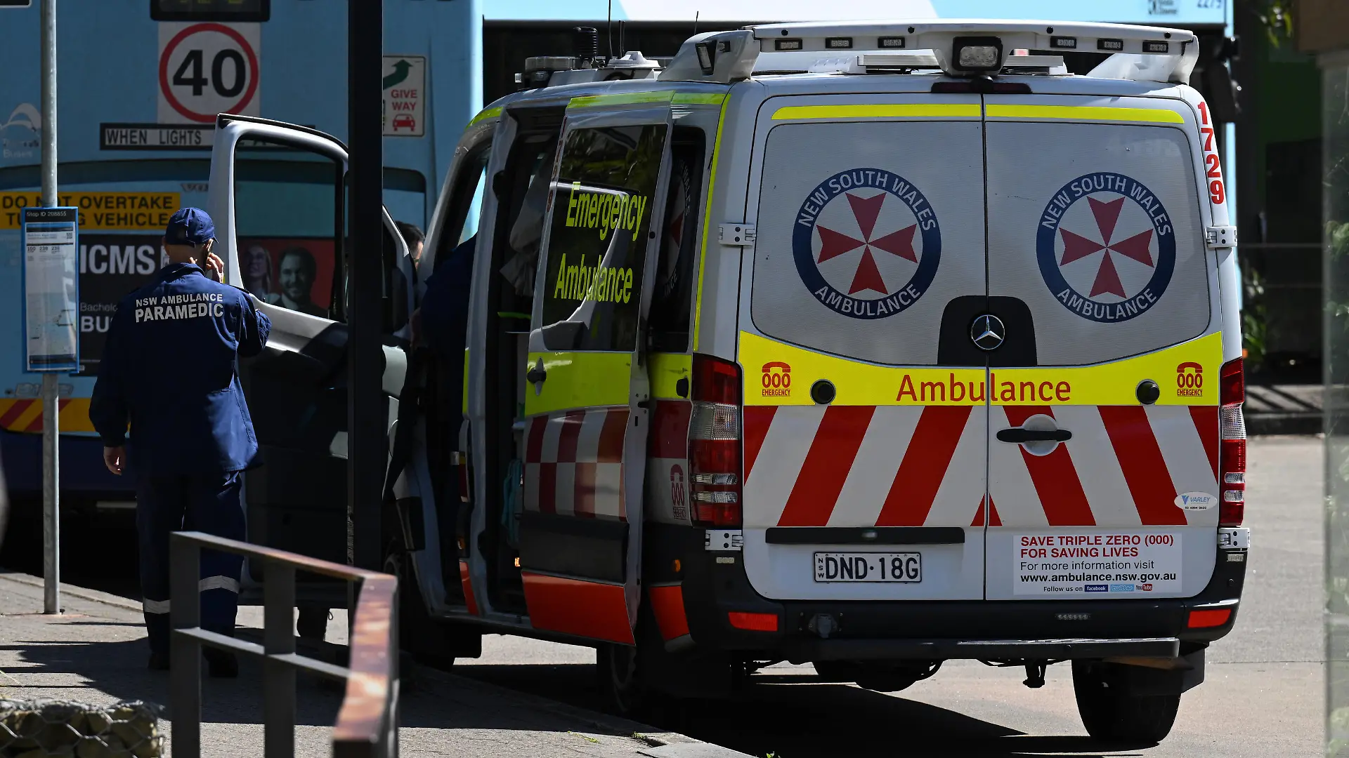 Australien, mehrere Löwen aus Zoo in Sydney geflohen LIONS ESCAPE SYDNEY ZOO, An ambulance is seen at Taronga Zoo in Sydney, Wednesday, November 2, 2022. Lions have reportedly escaped their enclosure at Taronga Zoo in Sydney. ACHTUNG: NUR REDAKTIONELLE NUTZUNG, KEINE ARCHIVIERUNG UND KEINE BUCHNUTZUNG SYDNEY NSW AUSTRALIA PUBLICATIONxINxGERxSUIxAUTxONLY Copyright: xDEANxLEWINSx 20221102001724758739