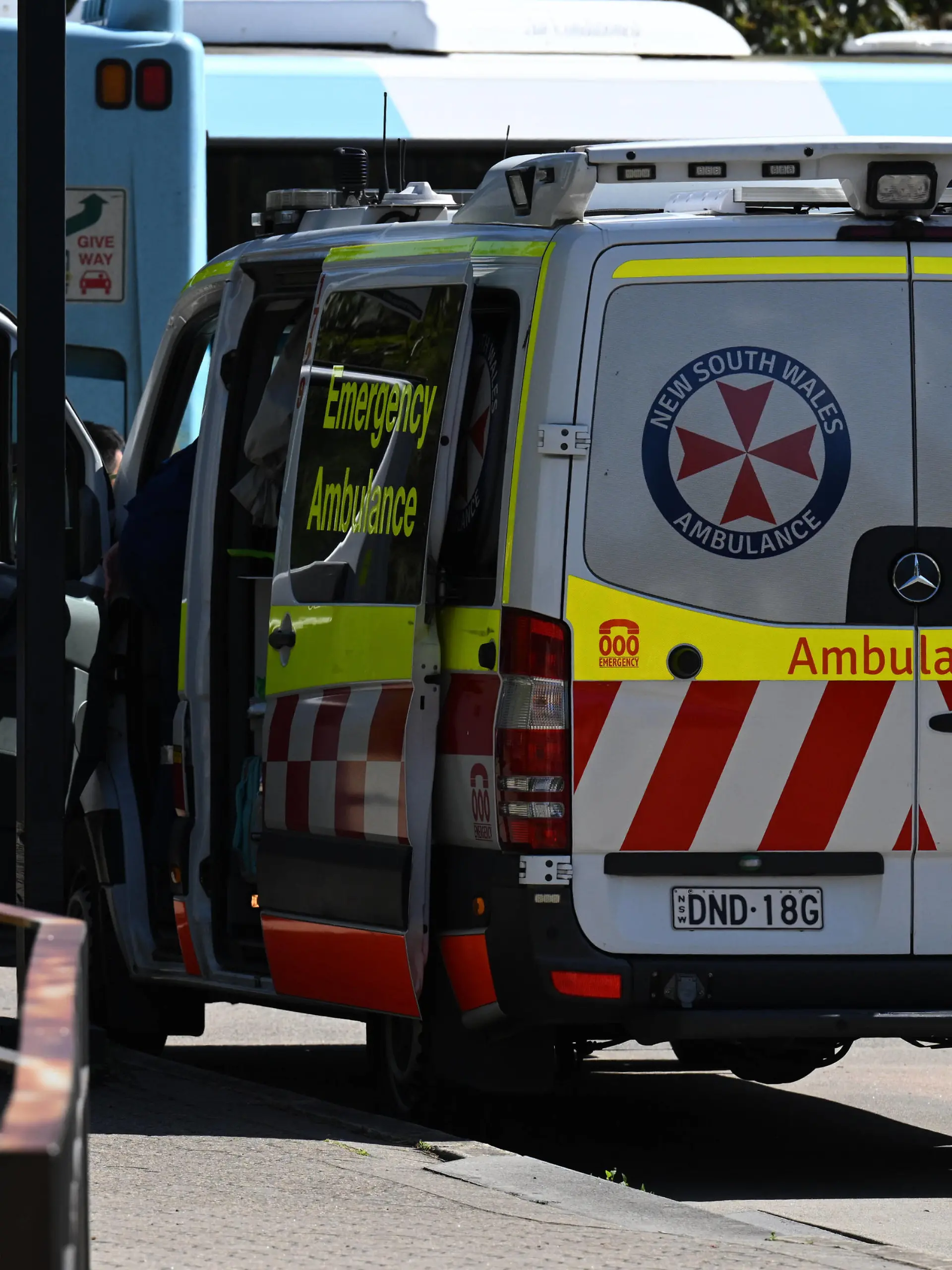Australien, mehrere Löwen aus Zoo in Sydney geflohen LIONS ESCAPE SYDNEY ZOO, An ambulance is seen at Taronga Zoo in Sydney, Wednesday, November 2, 2022. Lions have reportedly escaped their enclosure at Taronga Zoo in Sydney.  ACHTUNG: NUR REDAKTIONELLE NUTZUNG, KEINE ARCHIVIERUNG UND KEINE BUCHNUTZUNG SYDNEY NSW AUSTRALIA PUBLICATIONxINxGERxSUIxAUTxONLY Copyright: xDEANxLEWINSx 20221102001724758739