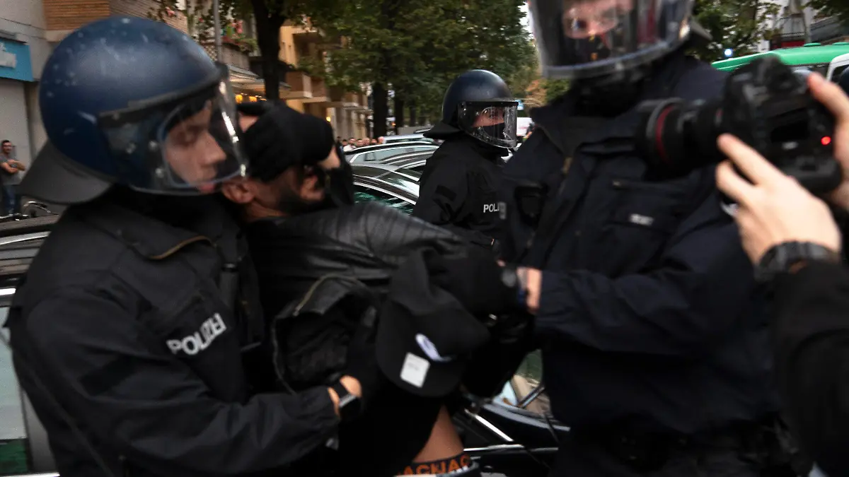 13.10.2023, Berlin: Ein Teilnehmer (2.v.l) einer pro-palästinensischen Kundgebung wird auf der Sonnenallee von der Polizei in Gewahrsam genommen. Trotz Verbots der Veranstaltung versammelte sich eine Gruppe von Demonstranten, die Polizei reagierte mit Festnahmen. Nach dem Terrorangriff der Hamas auf Israel kam es deutschlandweit zu zahlreichen Reaktionen. Foto: Paul Zinken/dpa +++ dpa-Bildfunk +++