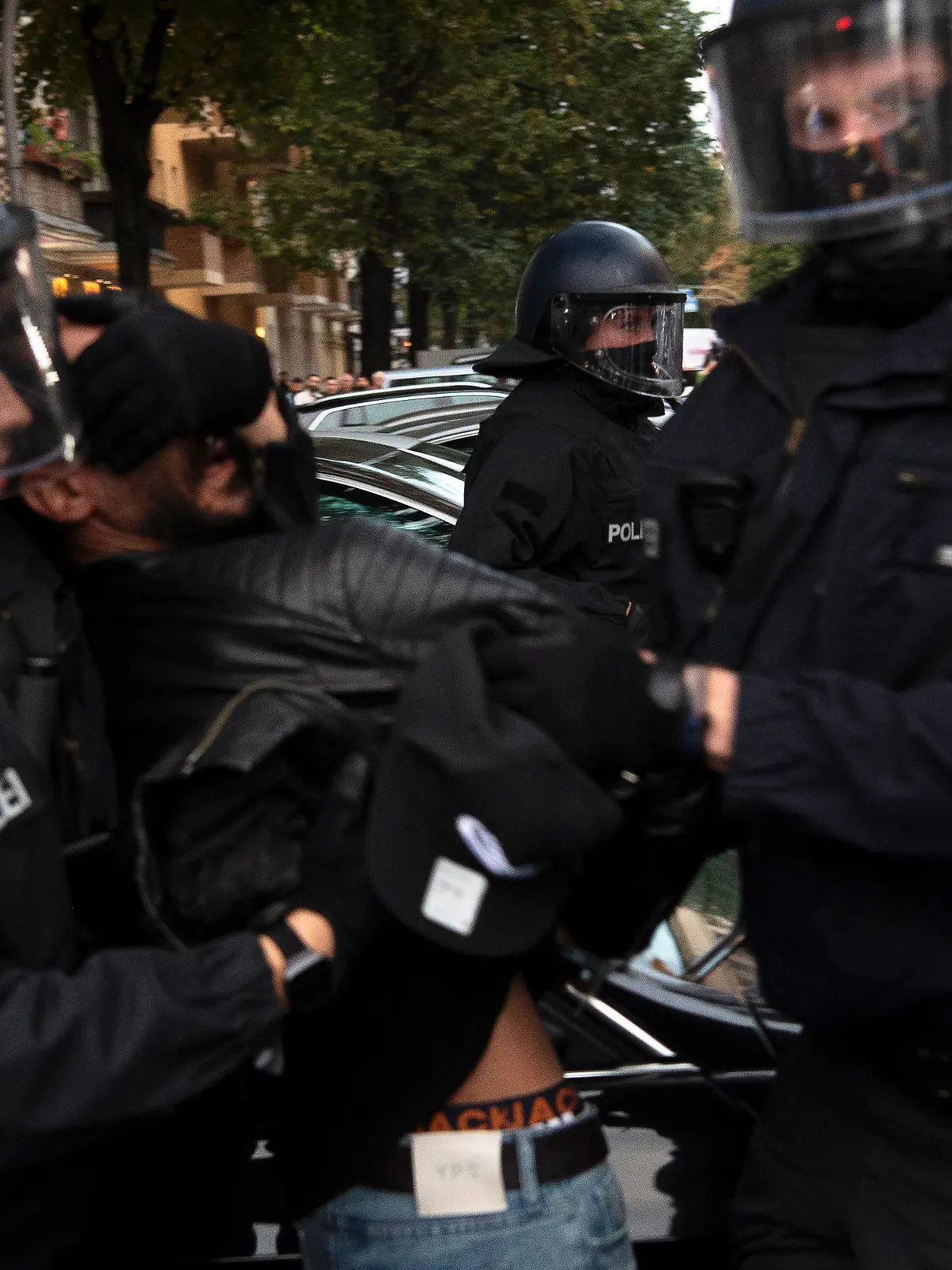 13.10.2023, Berlin: Ein Teilnehmer (2.v.l) einer pro-palästinensischen Kundgebung wird auf der Sonnenallee von der Polizei in Gewahrsam genommen. Trotz Verbots der Veranstaltung versammelte sich eine Gruppe von Demonstranten, die Polizei reagierte mit Festnahmen. Nach dem Terrorangriff der Hamas auf Israel kam es deutschlandweit zu zahlreichen Reaktionen. Foto: Paul Zinken/dpa +++ dpa-Bildfunk +++
