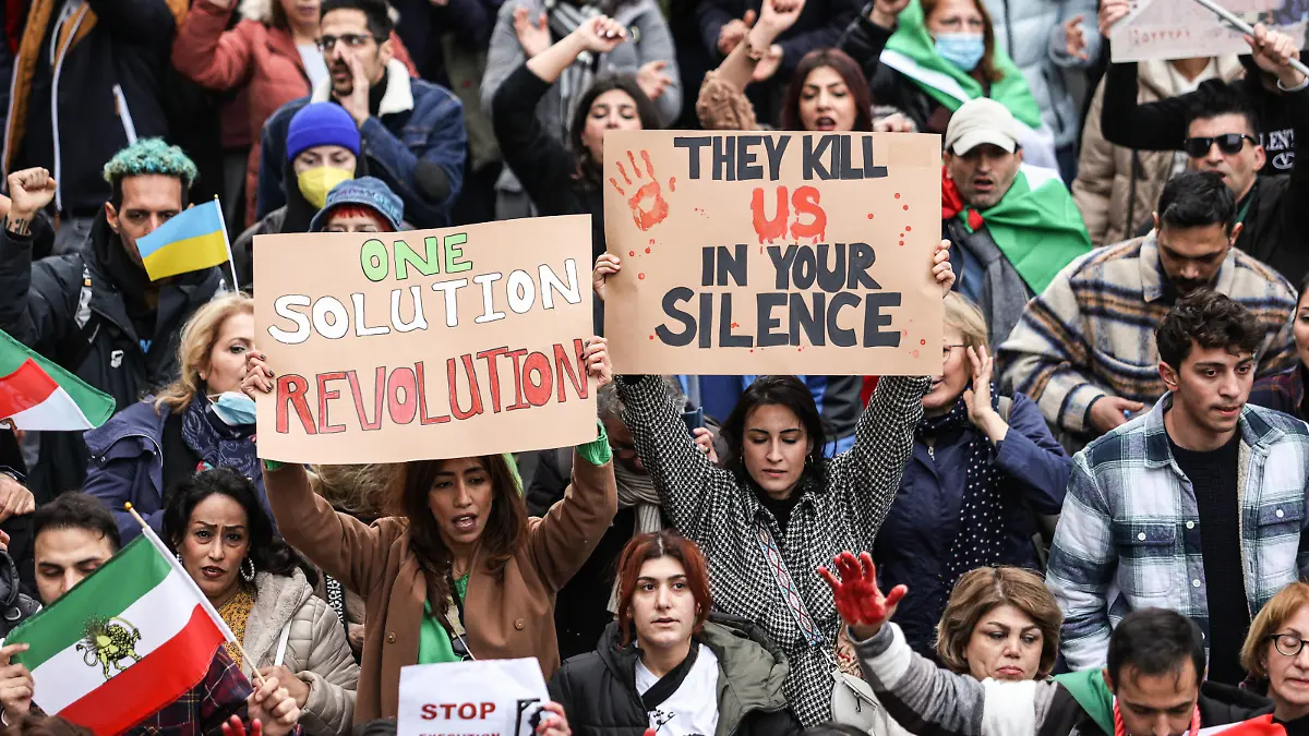  Tausende bei Ukraine- und Iran-Demo in Köln Schild: Eine Lösung. Revolution. // Sie töten uns in deinem Schweigen . Tausende Ukraine- und Iran-Anhänger demonstrierten für Menschenrechte, Gleichberechtigung und gegen Krieg in Köln am 05.11.2022. * Sign: A solution. Revolution. // They kill us in your silence . Thousands of Ukraine and Iran supporters demonstrated for human rights, equality and against war in Cologne on Nov. 05, 2022. Köln Nordrhein-Westfalen Germany Copyright: xP.xNigrox