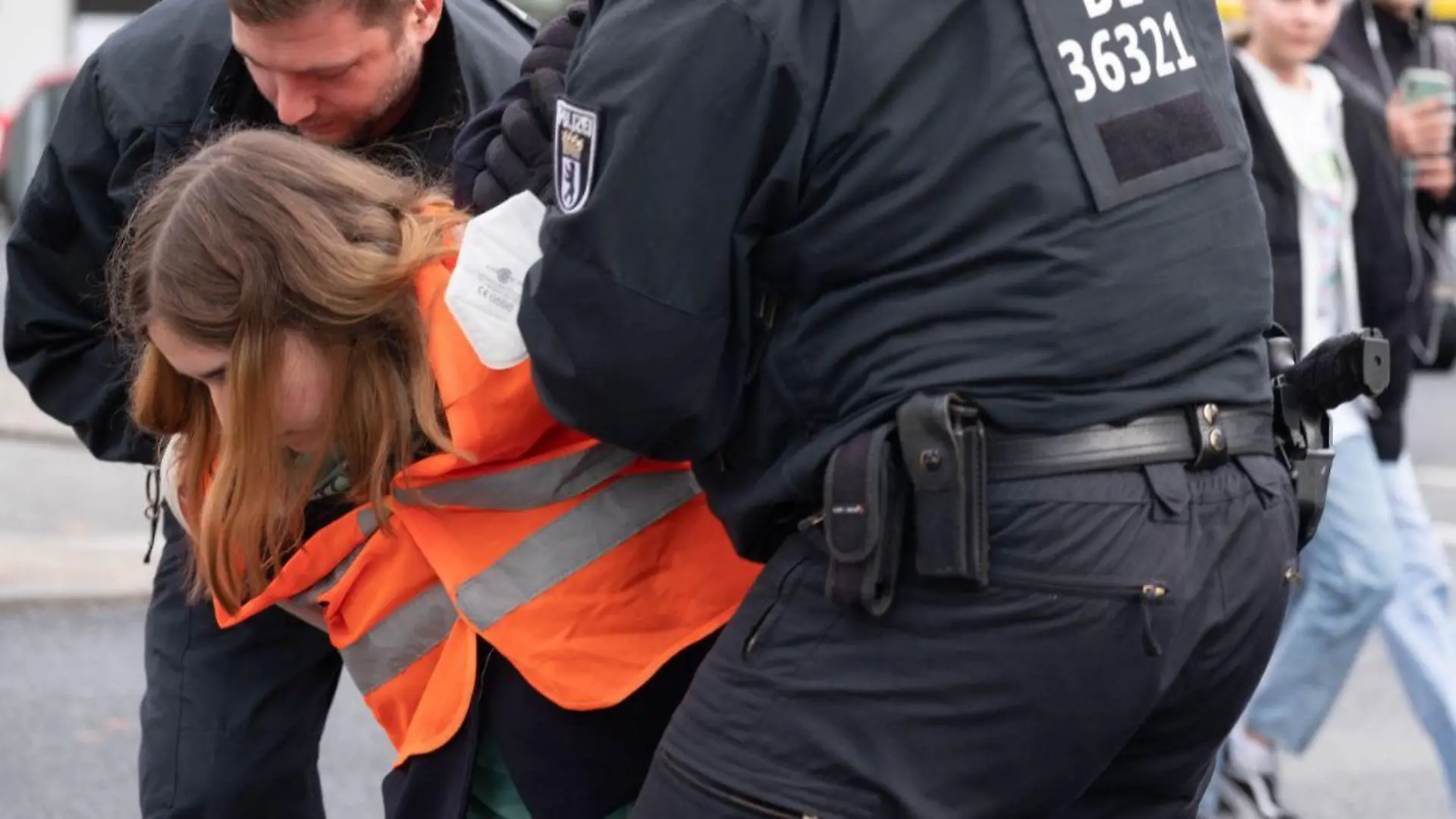 Klima-Aktivistin Maria Braun wird festgenommen. Bis zum 14.11. wird sie noch in Präventivhaft sitzen.