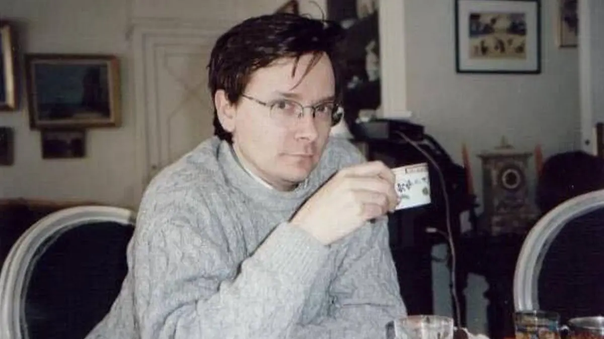 Der 57-jährige Dominique Bernard wurde am 13. Oktober 2023 vor dem Eingang zum Gymnasium Gambetta-Carnot im nordfranzösischen Arras getötet.