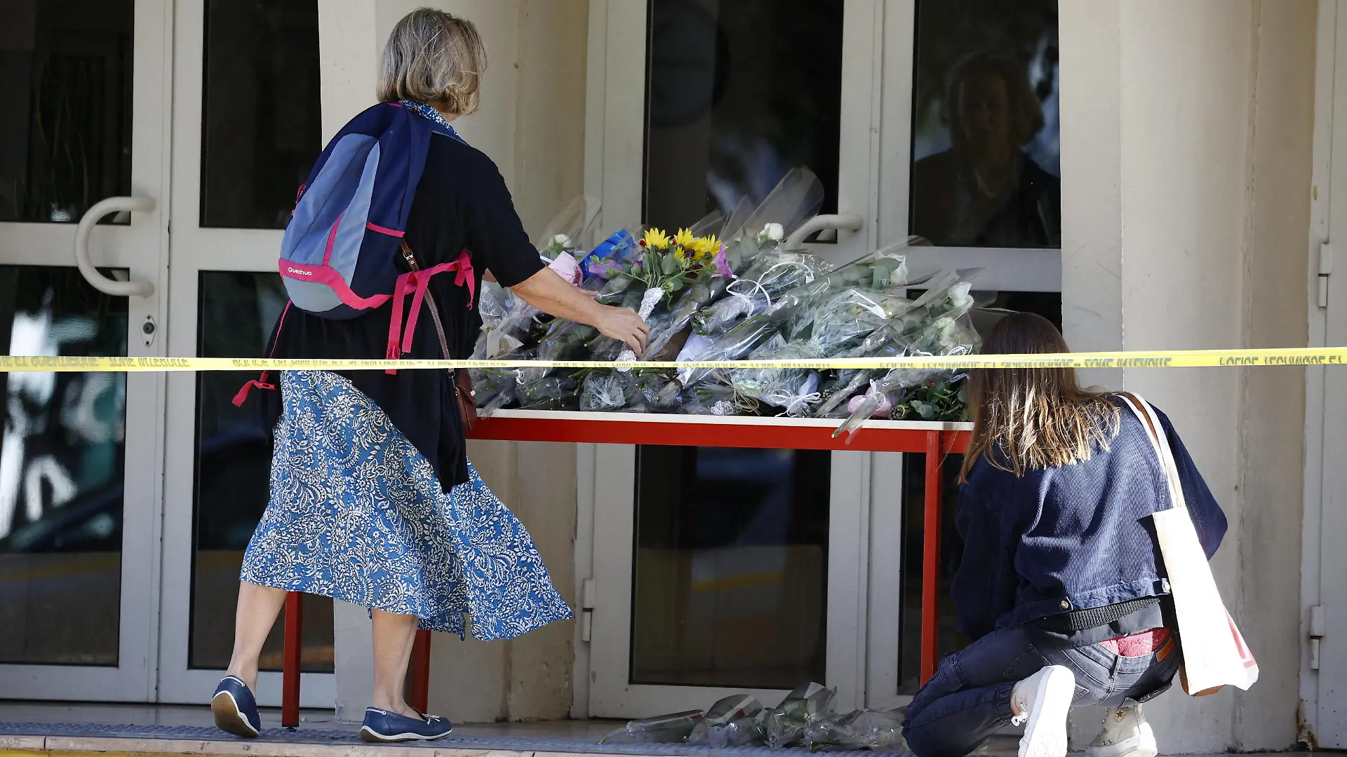 The Day After Knife Attack - Arras Pupils and their families arrive to the Gambetta high school in Arras, northeastern France on October 14, 2023, to pay respect to teacher Dominique Bernard who was killed and two other people severely wounded in a knife attack. Mohammed Mogouchkov, a man of Chechen origin, stabbed to death a teacher and severely wounded two other adults on October 13 at a school in northeastern France, with prosectors opening a probe into a suspected act of terror. Photo by Raphael Lafargue/ABACAPRESS.COM Arras France PUBLICATIONxNOTxINxFRAxESPxUKxUSAxBELxPOL Copyright: xLafarguexRaphael/ABACAx 871614_103 LafarguexRaphael/ABACAx 871614_103