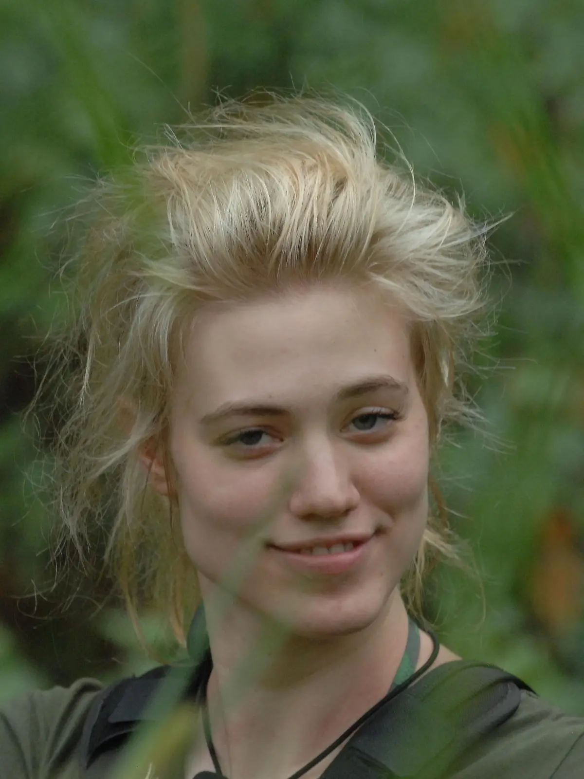 Tag 7 - Dschungelprüfung 7 "Hohe Erwartungen": Larissa Marolt und Mola mussten bei ihrer Dschungelprüfung über eine Hängebrücke balancieren, die über einem tiefen Tal schwebt. Larissa hatte die Augen verbunden. Mola dirigierte sie zu den 'Sternen'. Plötzlich brachen die Planken ein und Larissa stürzt schreiend in die Tiefe. Wieder mit beiden Beinen auf dem Boden, freut sich Larissa über die acht erspielten Sterne. # Foto: RTL / Stefan Menne

Verwendung der Bilder für Online-Medien ausschließlich mit folgender Verlinkung: "Alle Infos zu "Ich bin ein Star - Holt mich hier raus!" im Special bei RTL.de: http://www.rtl.de/cms/sendungen/ich-bin-ein-star.html

NUR ZUR EINMALIGEN VERÖFFENTLICHUNG ! KEINE WEITERGABE AN DRITTE ! 
KEINE VERWENDUNG NACH DEM 13.02.2014 !! KEINE ARCHIVIERUNG !

Suchbegriff: Dschungelcamp *** Local Caption *** Verwendung der Bilder für Online-Medien ausschließlich mit folgender Verlinkung: "Alle Infos zu "Ich bin ein Star - Holt mich hier raus!" im Special bei RTL.de: http://www.rtl.de/cms/sendungen/ich-bin-ein-star.html

NUR ZUR EINMALIGEN VERÖFFENTLICHUNG ! KEINE WEITERGABE AN DRITTE ! 
KEINE VERWENDUNG NACH DEM 13.02.2014 !! KEINE ARCHIVIERUNG !

Suchbegriff: Dschungelcamp